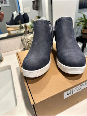 Journee WD-CARDI Blue Sneakers US 8.5 NWT